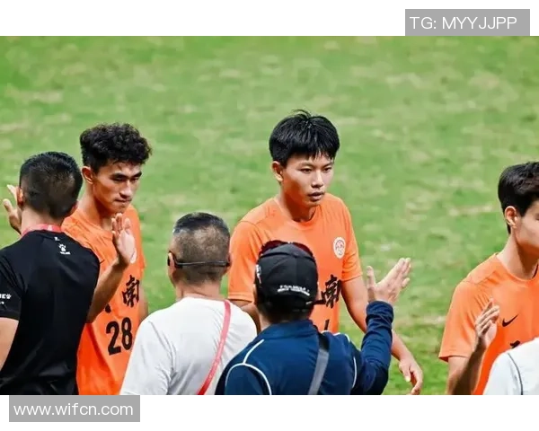 青春风采足球少年展现足球明星的帅气魅力与无限潜力