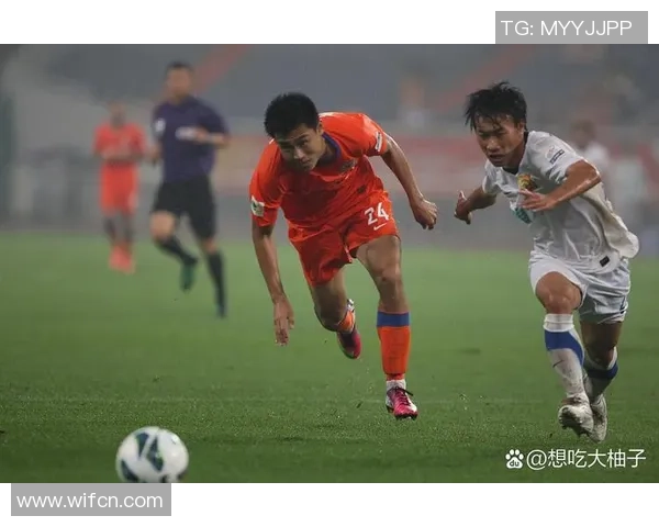 猜猜这位足球明星是谁他的成就与风采让人惊叹不已快来挑战你的足球知识吧